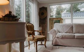 Brocante Holiday Home Aan De Bosrand!